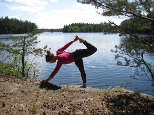 Yoga i skön naturmiljö ger dubbel effekt med bättre stressreduktion